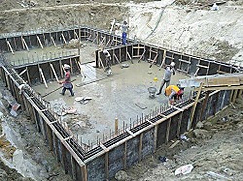 CASTING OF REINFORCE CONCRETE IN PROGRESS